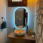 Delphi Gorge-view Chalet,
