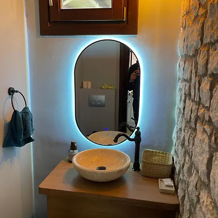 Delphi Gorge-view Chalet,