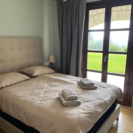 Delphi Gorge-view Chalet, شاليه *