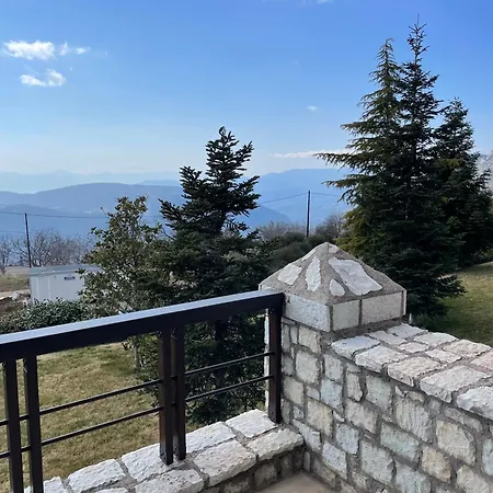 Delphi Gorge-view Chalet, شاليه