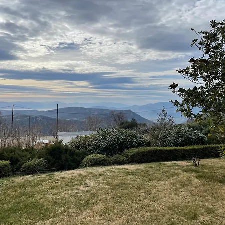 Delphi Gorge-view Chalet, شاليه